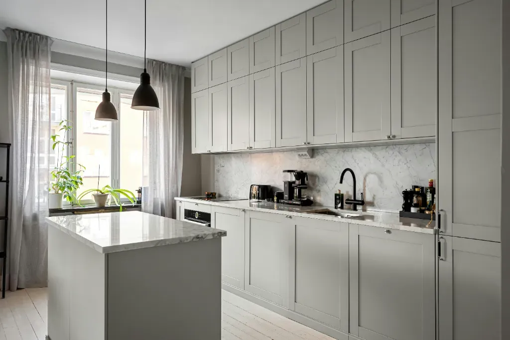 Najczęstsze mity o meblach na wymiar – co naprawdę warto wiedzieć, zanim zamówisz projekt