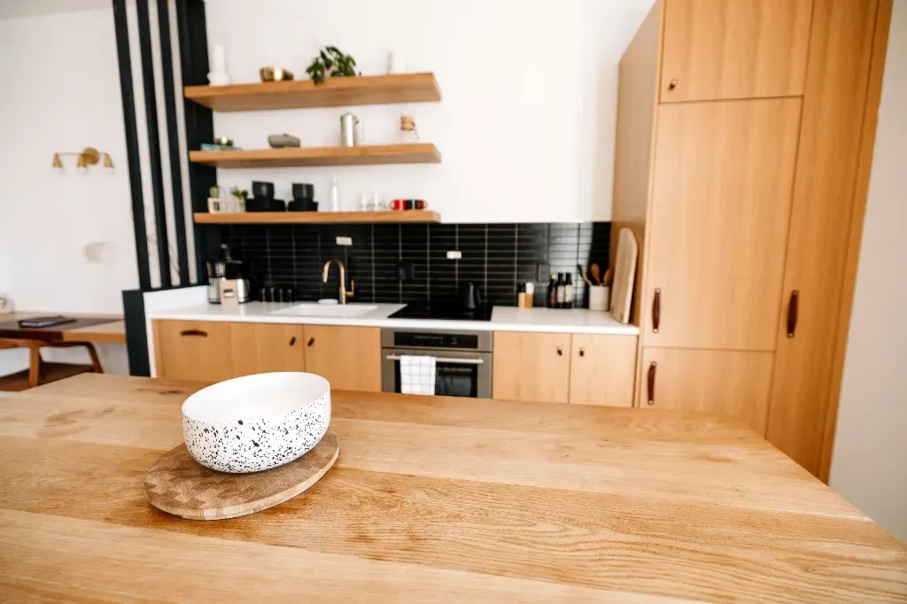Jakie akcesoria do mebli poprawiają ergonomię kuchni